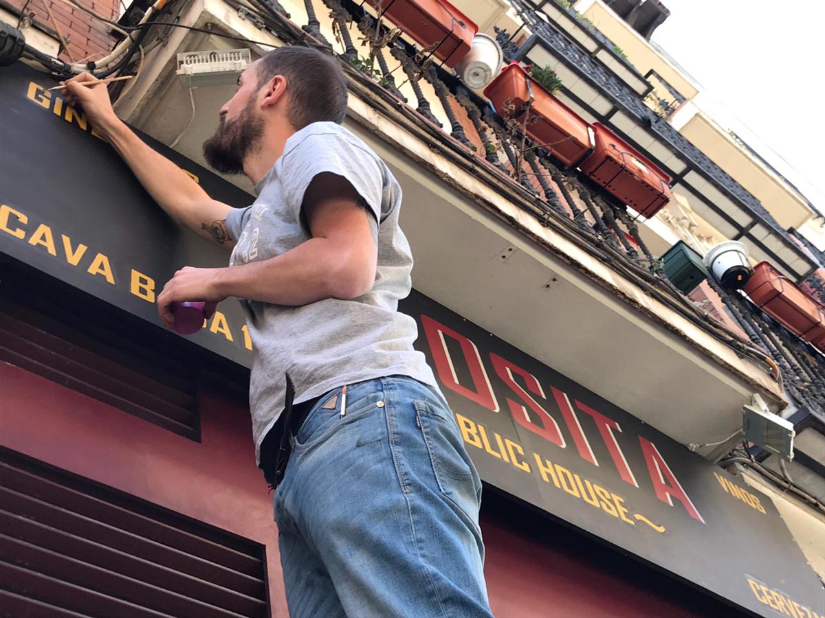 Rótulo del pub Osita en el barrio de la Latina de Madrid