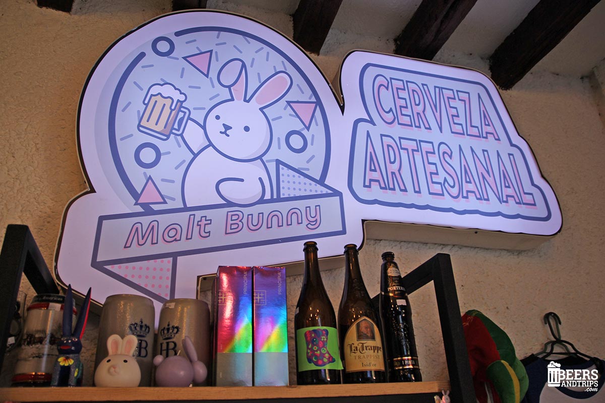 Estanterías con cerveza en Malt Bunny