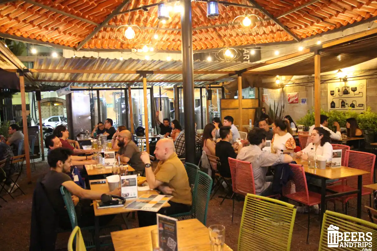 Ambiente en el BeerGarden de Claroscuro