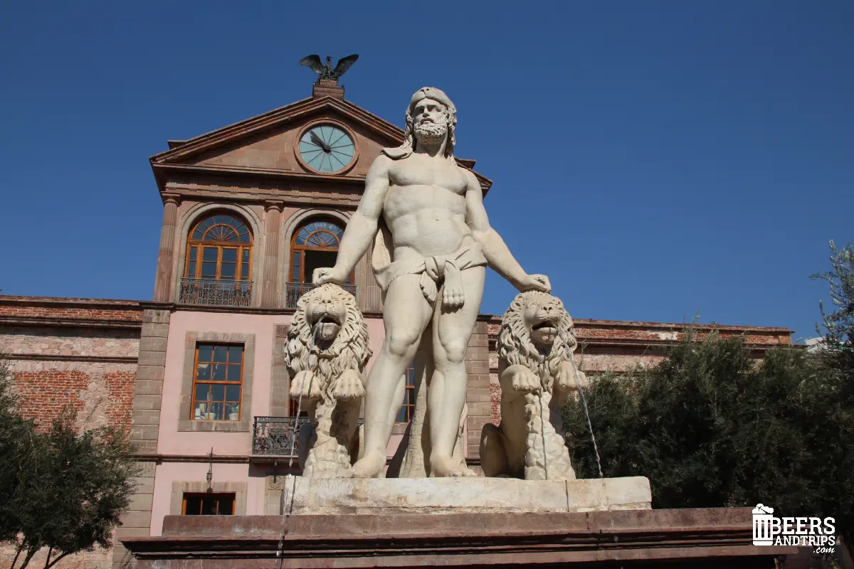 Estatua de mármol de Carrara de Hércules.