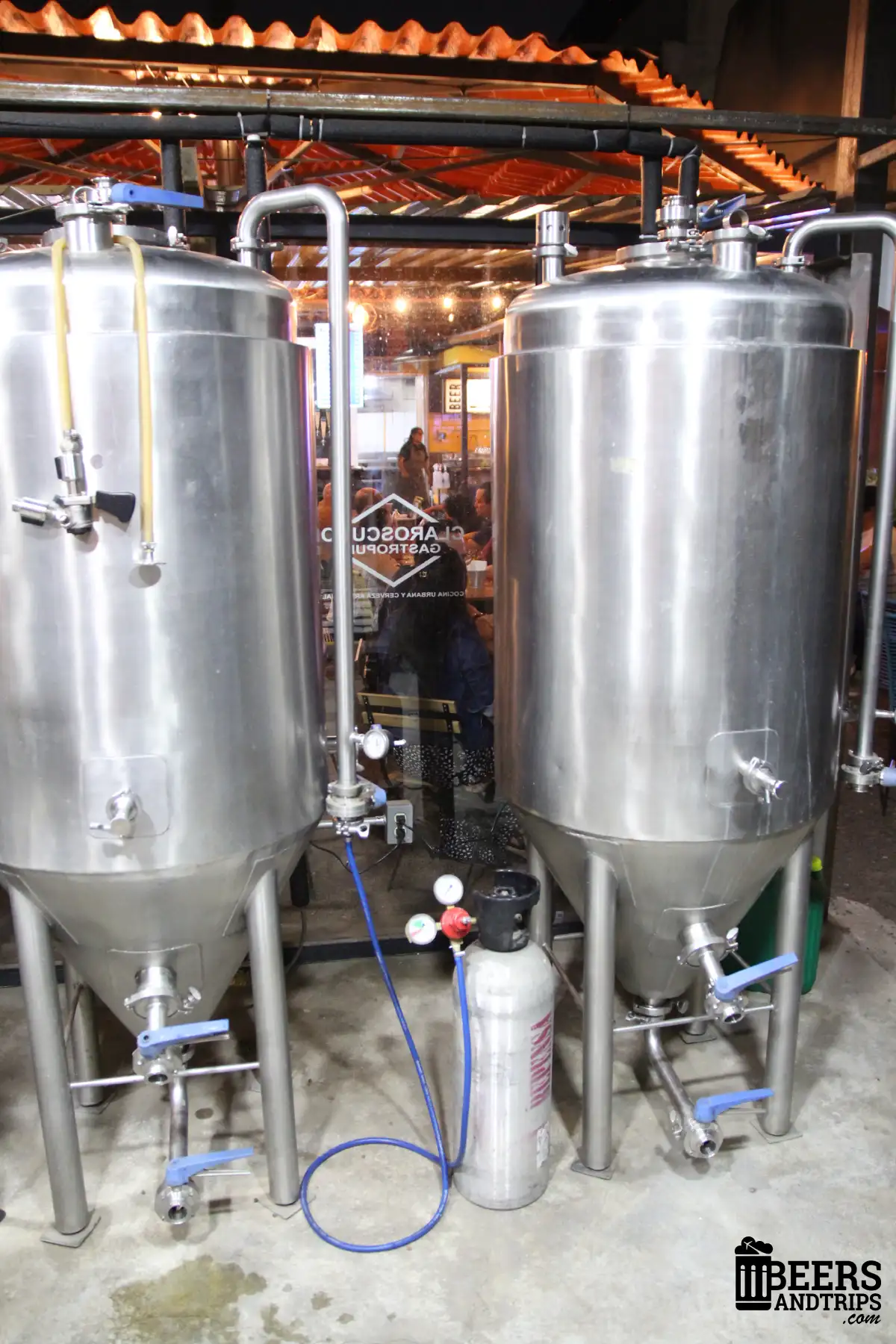 Fermentadores en el Beer garden de Claroscuro en Santa María de la Ribera.