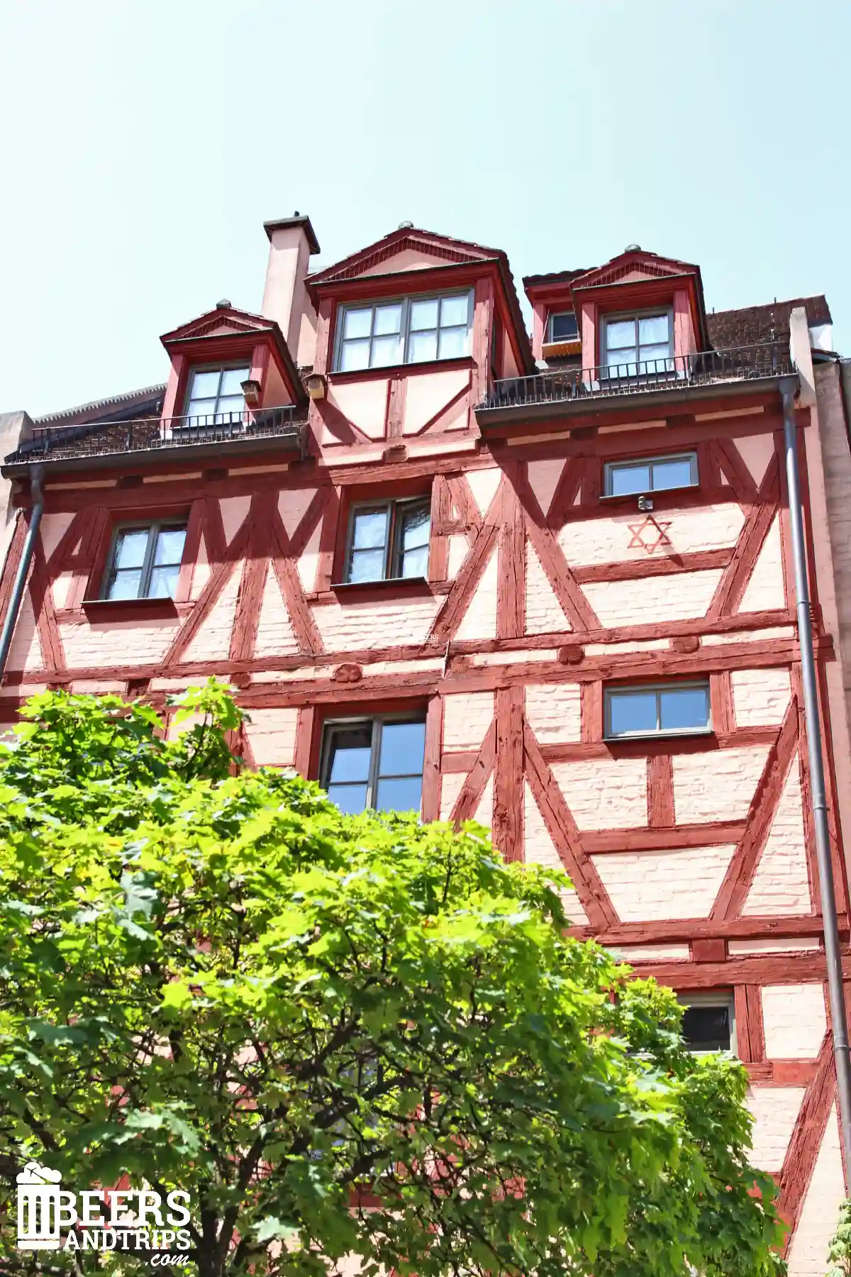 Fachada de un edificio de Núremberg con el símbolo de la estrella cervecera